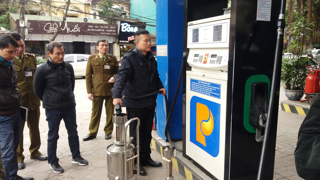 Hà Nội: Kiểm tra cây xăng bị tố bơm vào bình dung tích 70L nhưng đổ 80L mới đầy